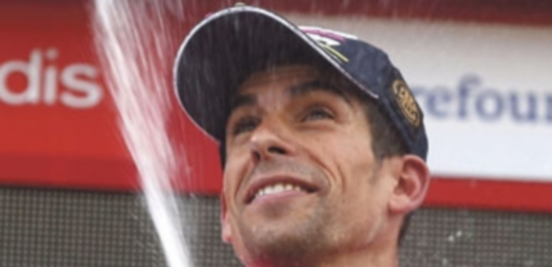 Nelson Oliveira festeja el triunfo en la etapa entre Calatayud y Tarazona. / EFE