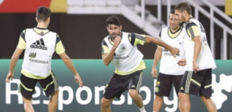 Diego Costa (centro) no termina de cuajar en el esquema del seleccionador español