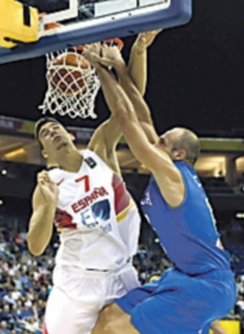 El italiano Marco Cusin (derecha) ‘machaca’ una canasta ante la defensa del español Hernangómez. / EFE