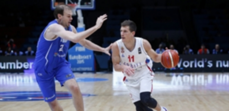 El jugador serbio Nemanja Nedovic (dcha) encara al finlandés Ville Kaunisto en la victoria del partido de octavos. / EFE