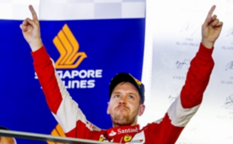 Vettel logró en Marina Bay su tercer triunfo de la temporada y acecha a Rosberg por el segundo puesto del Mundial. / EFE