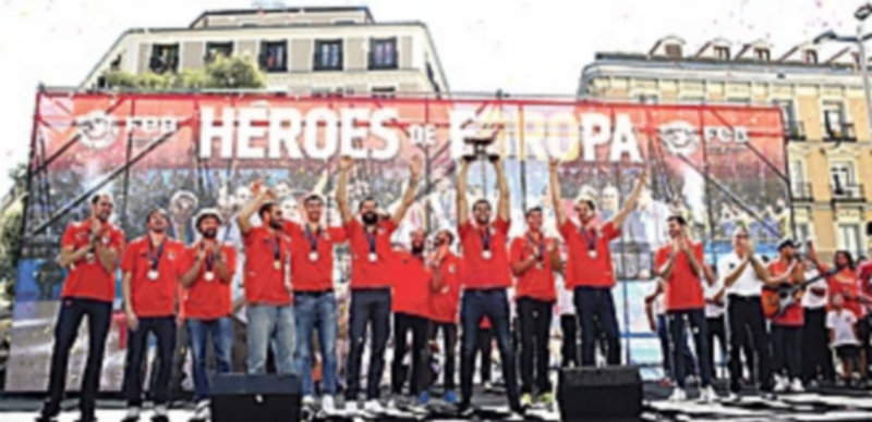 Los jugadores y cuerpo técnico de la Selección ofrecieron el trofeo de campeones de Europa ante los aficionados que se congregaron en la madrileña Plaza de Callao. / EFE