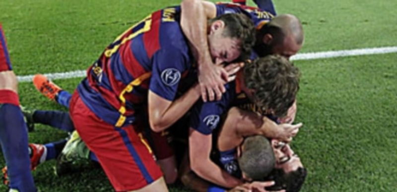 Los jugadores del FC Barcelona celebran con Luis Suárez