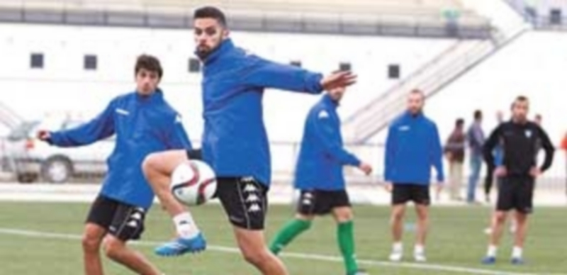 Los jugadores del club pacense de Villanueva de la Serena compaginan su carrera profesional con otros oficios como barrenderos