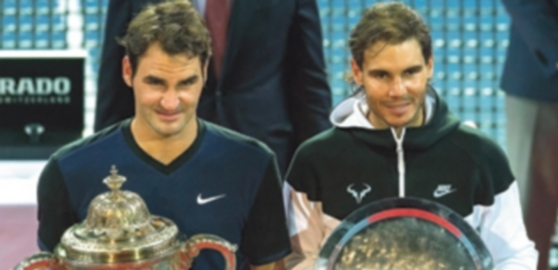 Roger Federer (izq.) sostiene la copa de campeón del torneo suizo de categoría ATP 500 tras derrotar a Rafa Nadal. / EFE