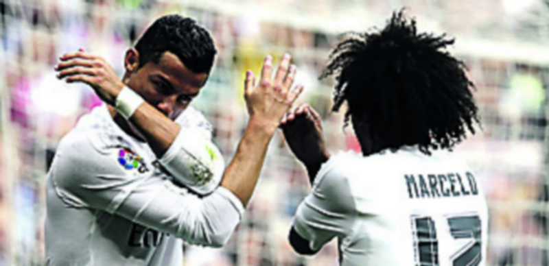 Cristiano Ronaldo (izq) celebra con Marcelo su gol contra la UD Las Palmas. / EFE