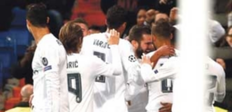Nacho (centro) celebra con sus compañeros el gol de la victoria