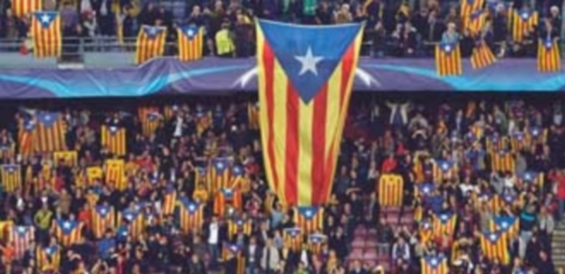 El Barça-Bate de Champions disputado hace una semana en el Camp Nou estuvo marcado por la iniciativa de poblar la grada de esteladas como protesta. / EFE