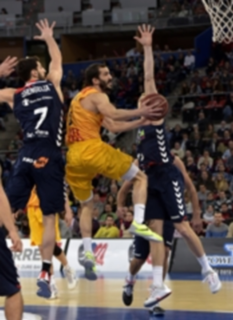 Pau Ribas busca la canasta ante la defensa de Tornike Shengelia y Jaka Blazic. / EFE