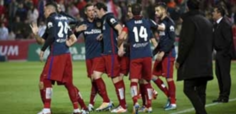 Suma y sigue en Granada 1 El defensa uruguayo del Atlético de Madrid Diego Godín (c) celebra el primer gol de su equipo ante el Granada tras rematar de cabeza un córner. / EFE