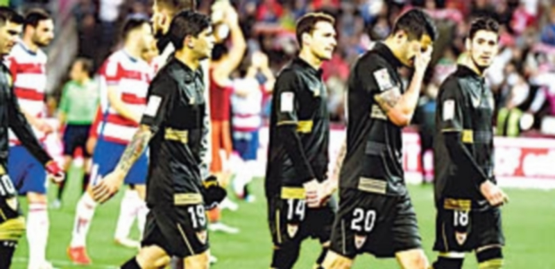 El Sevilla pagó su mal partido con una derrota en Granada que le aleja de Europa y da un respiro a los nazaríes. / EFE