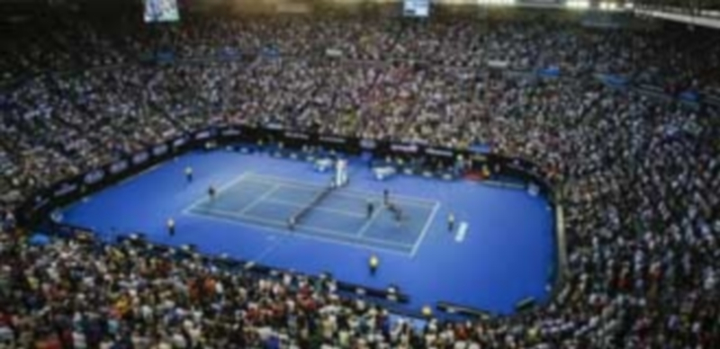 Vista general de una abarrotada pista Rod Laver Arena antes del comienzo de un partido del Abierto de Australia de tenis