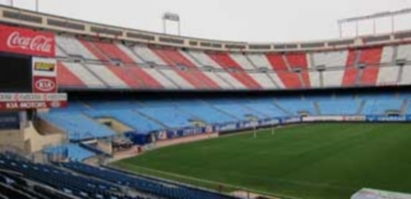Vista desde la tribuna de la conjunción de unos de los fondos y el lateral del Vicente Calderón