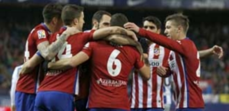 Los jugadores del Atlético de Madrid celebran el gol que abrió la victoria ante la Real Sociedad