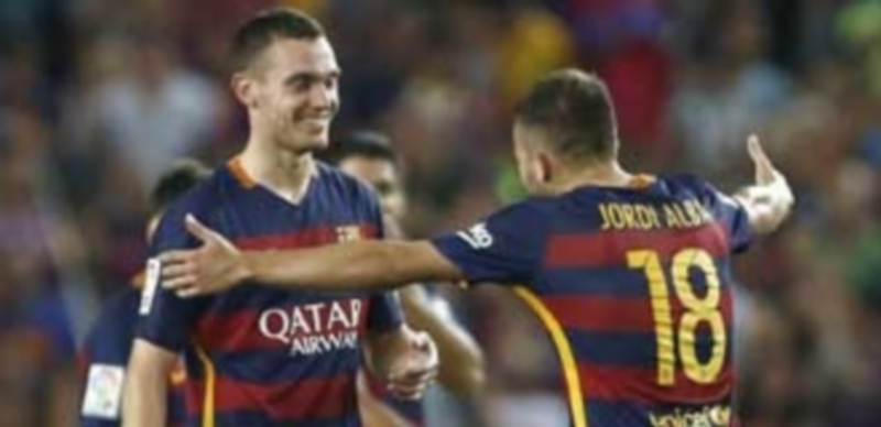 Jordi Alba (dcha) felicita a Vermaelen durante un partido pasado del Barça. / EFE