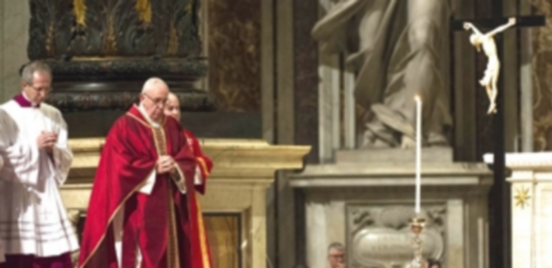 El papa Francisco celebra la ceremonia de la Pasión de Cristo del Viernes Santo en la basílica de San Pedro del Vaticano. / Efe