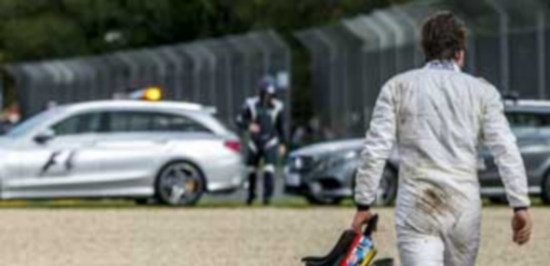 Fernando Alonso salió ileso del fuerte accidente que sufrió en el GP de Australia tras chocas con Esteban Gutiérrez. / EFE