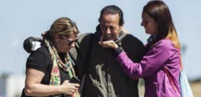 El exdirigente marbellí después su salida de la prisión de Alhaurín de la Torre mientras se abraza con sus hijas Eloisa y Elia. / Efe