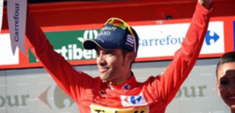Alberto Contador con el maillot rojo que le acredita como ganador de la vuelta a España