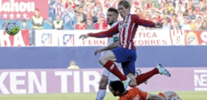 La ilusión del ‘Niño’ Torres 1 Fernando Torres supera a Andrés Fernández para marcar el segundo gol del Atlético en la victoria ante el Granada. / EFE