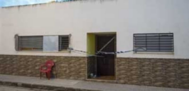 Detienen a tres personas por la muerte de una joven de 26 años 1 Exterior de la vivienda en la que apareció la víctima. / Efe