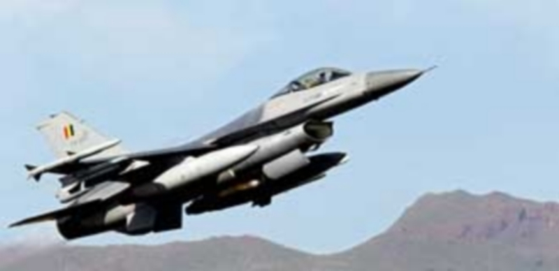 Un avión caza belga F-16 despega de la base aérea de Gando en Gran Canaria. / Efe