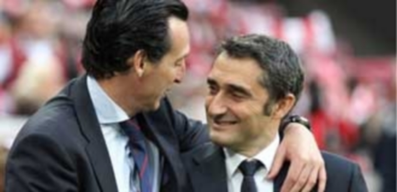 Unai Emery (izq) saluda a Ernesto Valverde en el último partido de Liga. / EFE