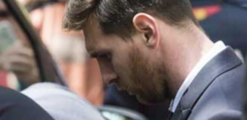 Leo Messi sale de la Audiencia de Barcelona después de declarar en la tercera jornada del juicio por fraude fiscal. / EFE