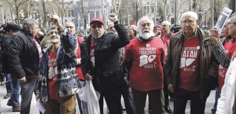 La Plataforma de Afectados por la Hepatitis C esperó noticias de la reunión en las puertas del Ministerio de Sanidad. / Efe