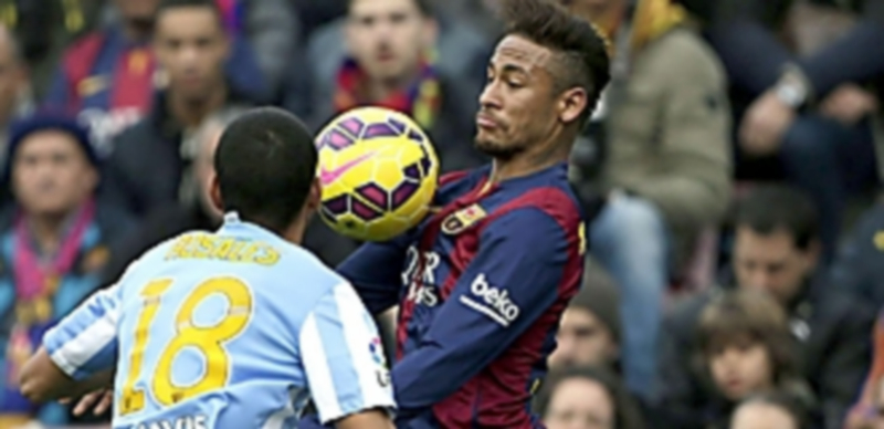 Neymar (d) controla el balón con Rosales durante el partido ante el Málaga. / EFE