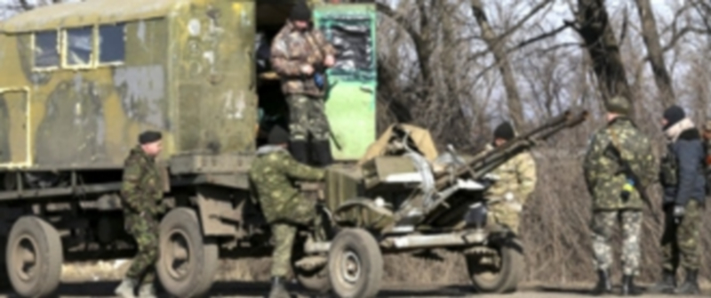 Soldados ucranianos descansan a las afueras de Artemivsk cerca de Debaltsev en la zona de Donetsk