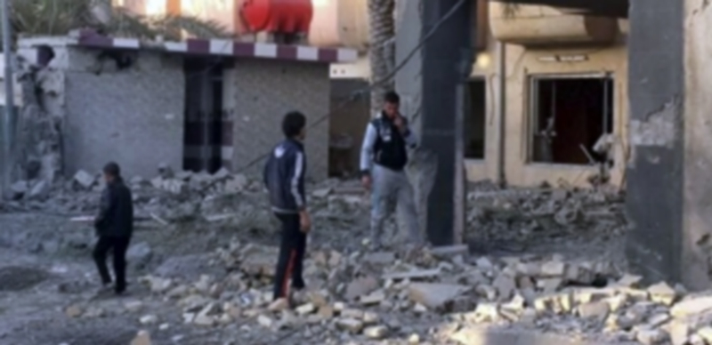 Estado de las casas tras uno de los atentados con ‘coche bomba’ perpetrados por el Estado Islámico en el día de ayer. / Efe