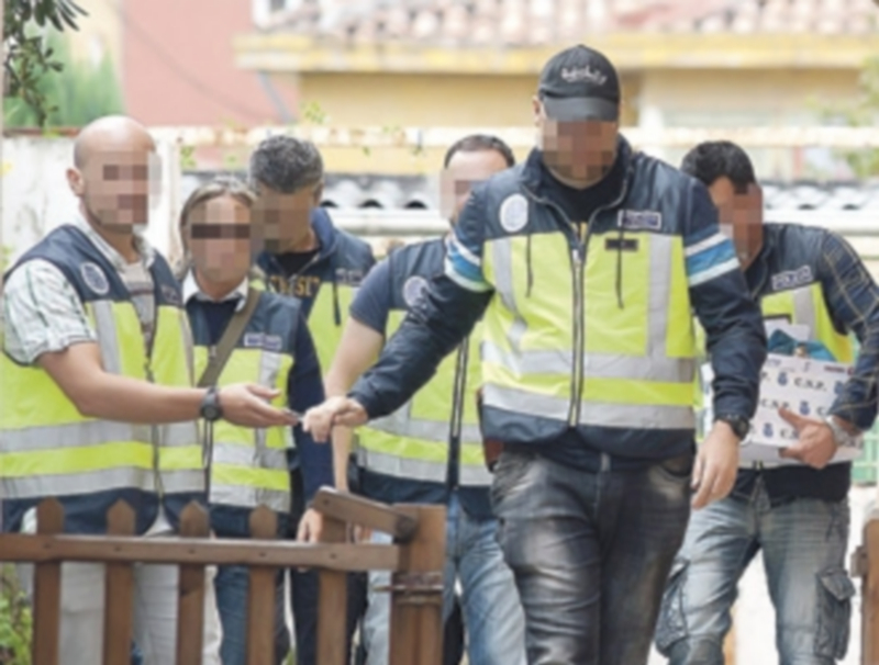Agentes de la Policía Nacional durante el registro de un inmueble en Santander. / Efe