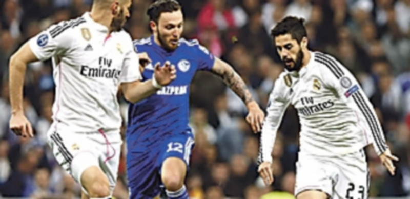 Isco (der) controla el balón junto a Karim Benzema y Marco Hoger