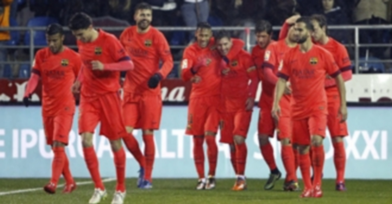 Los jugadores del FC Barcelona felicitan a Messi (en el centro