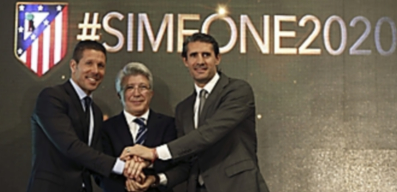 Simeone: "Elijo seguir porque el Atlético va a seguir creciendo” 1 El entrenador del Atlético de Madrid Diego Simeone (i)