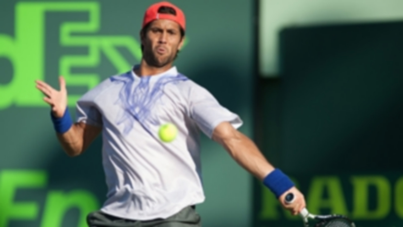 Fernando Verdasco devuelve una bola durante el partido de tercera ronda del Masters 1000 de Miami ante Rafael Nadal. / EFE