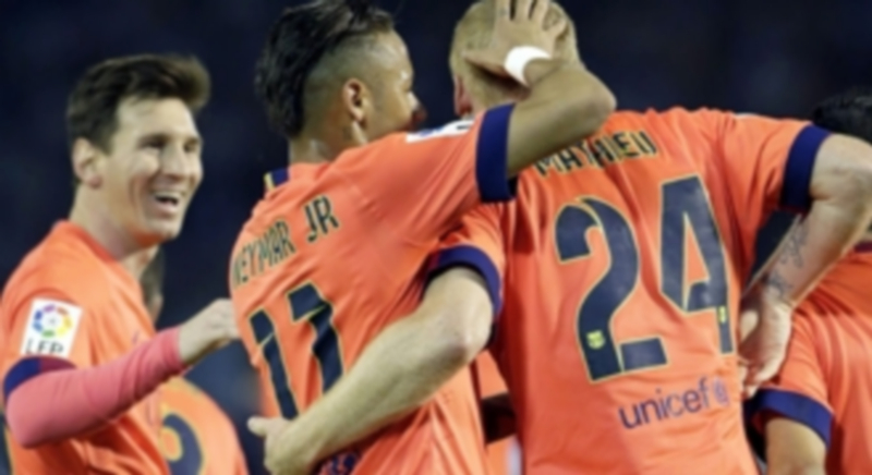 Messi (izq) y Neymar (centro) felicitan a Mathieu por su gol ante el Celta. / EFE