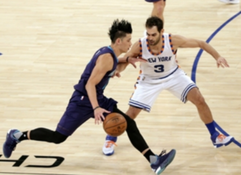 José Calderón (derecha) defiende a Jeremy Lin durante un partido anterior. / EFE