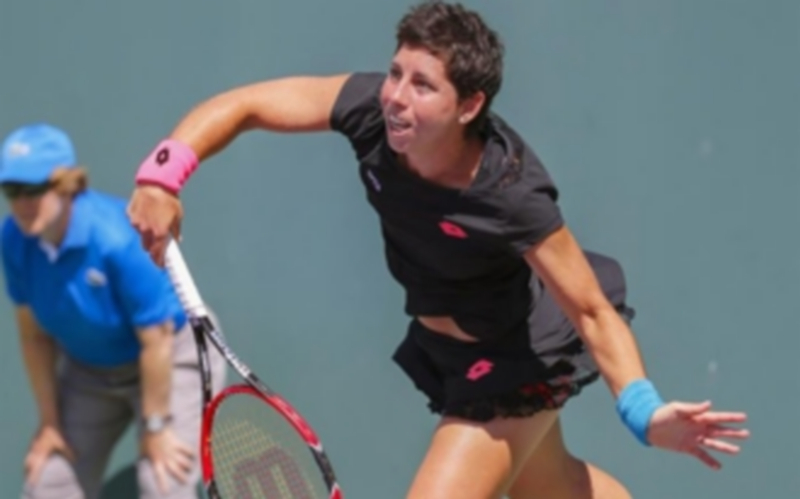 Carla Suárez realiza un saque durante el partido anterior contra Alize Cornet. / EFE