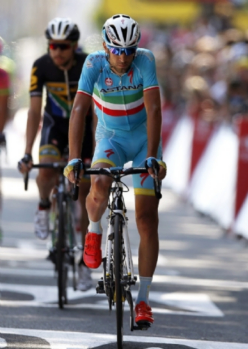 Alexis Vuillermoz celebra su victoria en el Muro de Bretaña. Vincenzo Nibali no pudo seguir el ritmo del grupo en la subida final. / EFE