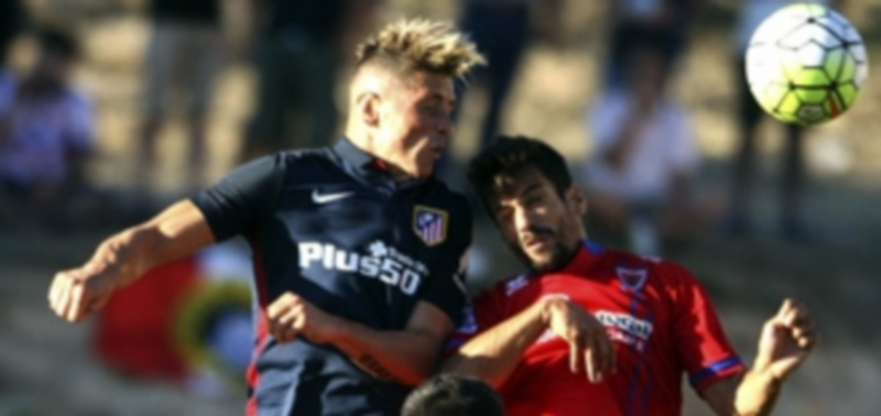 Fernando Torres (izq) remata el balón durante el partido ante el Numancia. / EFE