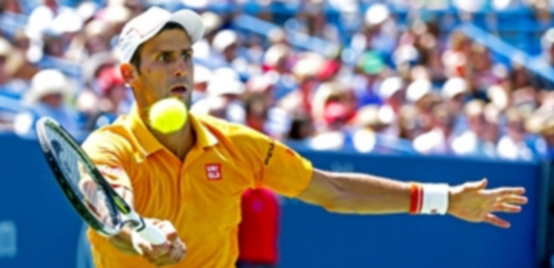 Novak Djokovic devuelve una pelota durante su encuentro de ayer. / EFE