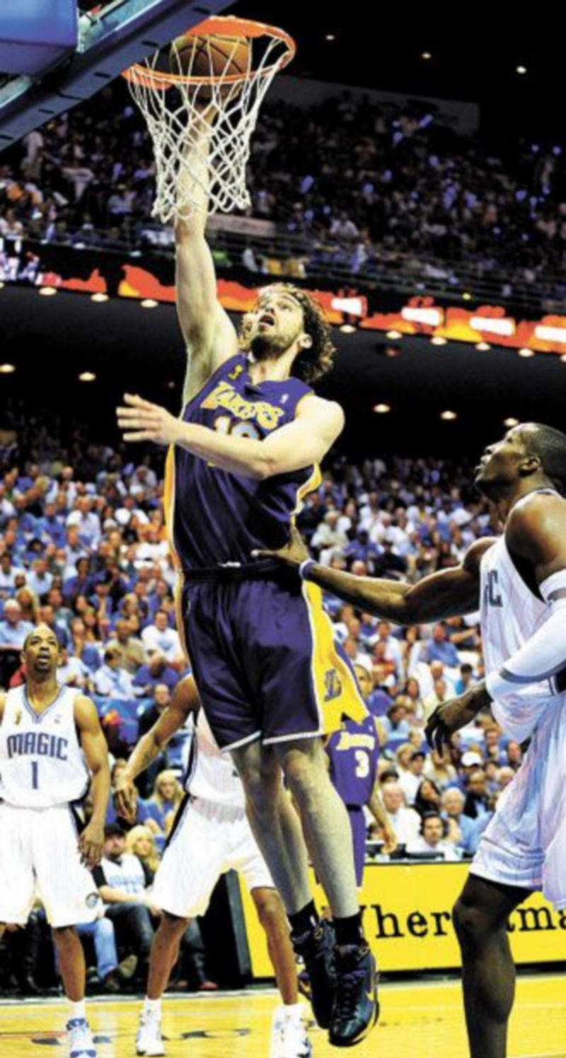 Gasol encesta ante la mirada de Howard. / EFE