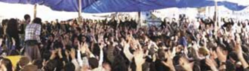 Varios centenares de congregados en la madrileña Puerta del Sol se desplazaron hasta la sede de la Cámara Baja para quejarse de la reforma de la negociación colectiva. / Efe.