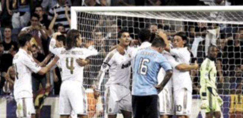 Varios jugadores del Real Madrid celebran el gol marcado por su compañero Karim Benzema al Ajax. / Efe.