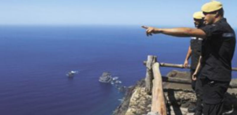 Miembros de la Unidad Militar de Emergencias observan el horizonte desde uno de los muchos acantilados de la isla de El Hierro. / Reuters.