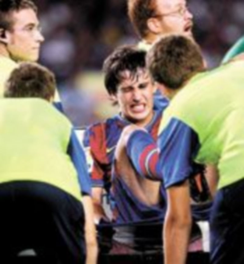 Bojan Krkic tuvo que ser retirado del campo en camilla. / EFE