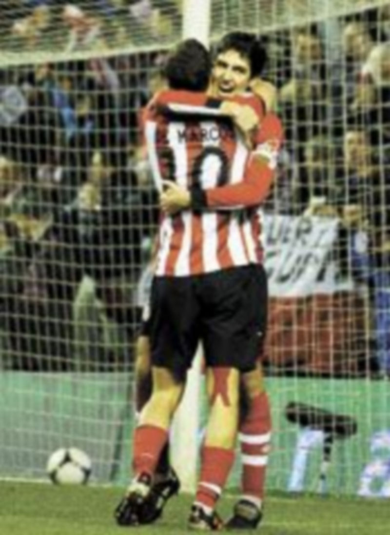 El Mirandés pone fin al sueño 1 De Marcos e Iraola festejan uno de los tantos del conjunto rojiblanco. /Reuters