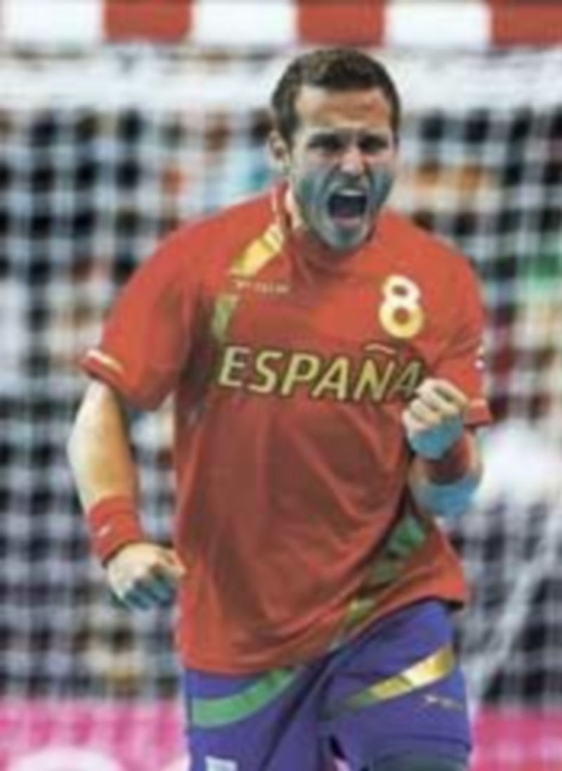 Tomás celebra el gol de la reacción española. / Reuters